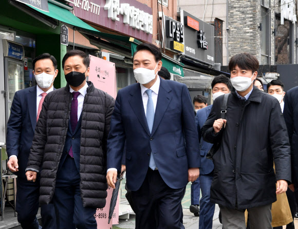 윤석열 대통령 당선인이 18일 서울 종로구 통의동 집무실을 나와 국민의힘 이준석 대표, 김기현 원내대표와 함께 점심식사를 하기 위해 식당으로 이동하고 있다. 2022.3.18  정연호 기자