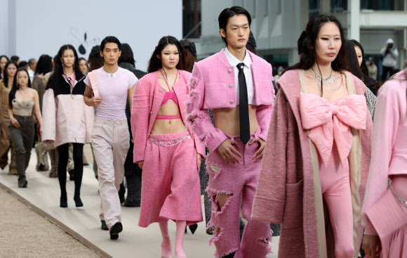 18일 서울 종로구 안국동 서울공예박물관에서 열린 2022 FW 서울패션위크에서 모델들이 런웨이를 걷고 있다. 2022.3.18 연합뉴스