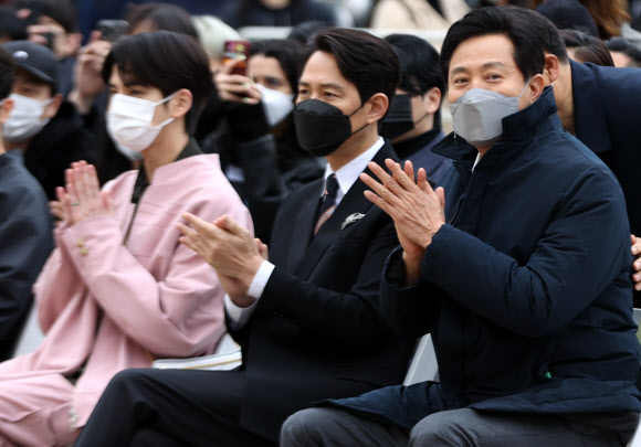 오세훈 서울시장과 배우 이정재가 18일 서울 종로구 안국동 서울공예박물관에서 열린 2022 FW 서울패션위크에 참석해 패션쇼를 관람하고 있다. 2022.3.18 연합뉴스