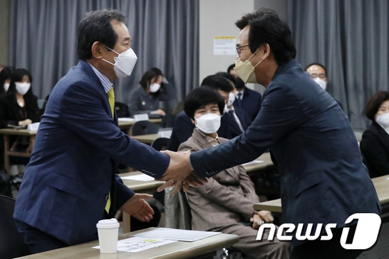 정세균 제6대 노무현재단 이사장과 유시민 전임 이사장이 18일 오후 서울 마포구 다래헌에서 열린 취임식에서 악수를 나누고 있다.