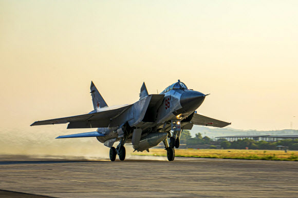 극초음속 미사일 ‘킨잘’(Kh47M2)을 탑재한 러시아군 미그(MiG)31 전투기. 2021.6.25 AP 연합뉴스