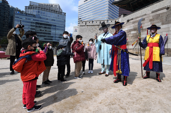 20일 서울 숭례문에서 진행된 숭례문 호패놀이 “남·남·남대문을 열어라” 행사 참여자들이 파수대장에게 직접 만든 호패를 보여주고 있다. 이 행사는 조선시대의 신분증과 같은 호패를 직접 만들어서 파수대장에게 보여주고 숭례문을 통과하는 체험 행사다. 2022.3.20 오장환 기자