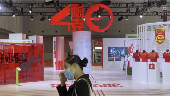 지난해 11월 중국 상하이의 국제수입박람회(CIIE)에 마련된 나이키 전시장에 글로벌 브랜드 표기인 ‘NIKE’ 대신 중국식 현지 명칭인 ‘나이커’(耐克)만 보인다.  상하이 연합뉴스