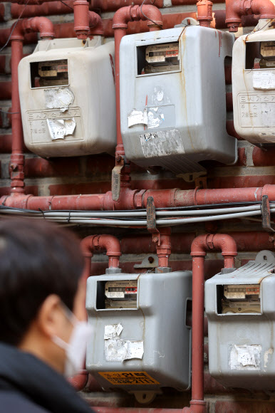 서울시내 가정에 설치된 전기 계량기. 정부는 21일 발표할 예정이었던 2분기 전기요금 연료비 조정단가 결정 발표를 연기했다. 연합뉴스