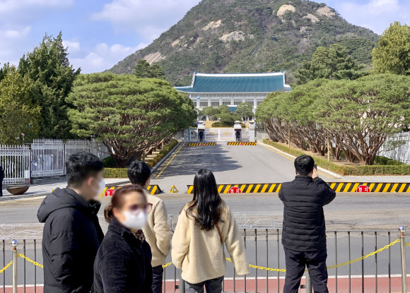 윤석열 대통령 당선인이 대통령 집무실을 용산 국방부 청사로 옮기겠다고 발표한 20일 오후 시민들이 청와대를 보고 있다. 연합뉴스 