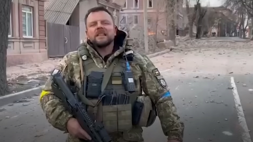 마리우폴의 한 우크라이나 병사가 미국과 서방 국가를 향해 도움을 호소했다. 2022.03.21 유튜브