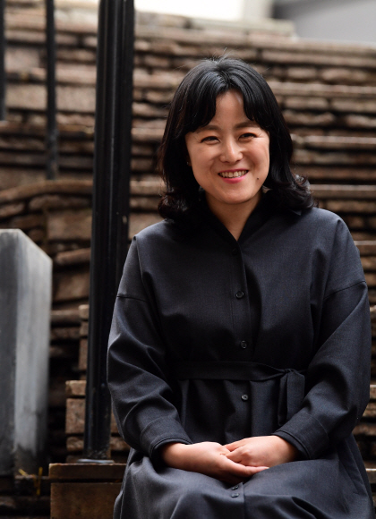 최근 서울 강남구 민음사에서 만난 김유담 작가는 소설집 ‘돌보는 마음’을 통해 “다양한 돌봄 노동을 감내하는 여성들의 마음을 들여다보고 싶었다”고 말했다. 　정연호 기자