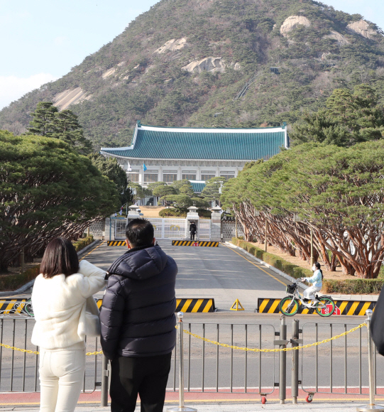 대통령 집무실의 용산 국방부 청사 이전이 공식화된 20일 휴일 나들이에 나선 시민들이 청와대를 바라보고 있다. 2022. 3. 20 박지환 기자