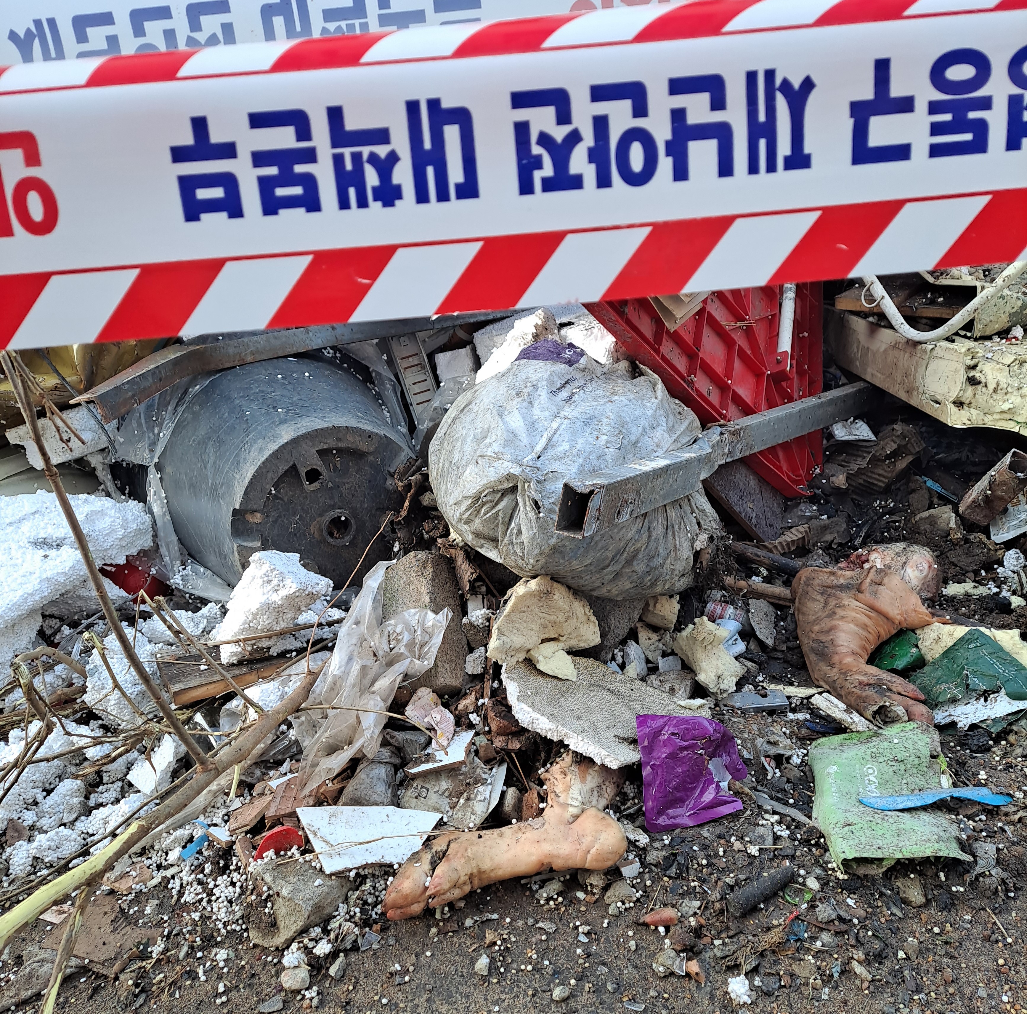 서울 성동구 마장동 먹자골목 화재현장에 지난 20일 설치된 성동구 재난안전 대책본부 출입 제한 라인 뒤로 타다 남은 가재도구와 식재료가 널려있다. 곽소영 기자