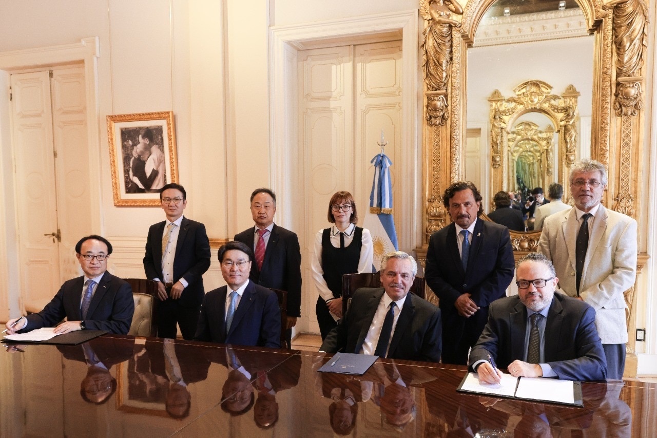 최정우(앞줄 왼쪽 두번째) 포스코그룹 회장이 21일(현지시간) 페르난데스(왼쪽 세번째) 아르헨티나 대통령을 만나 리튬사업에 대한 현안을 설명하고 향후 추진할 사업 계획에 대한 지속적인 협력 방안을 논의했다.  포스코그룹 제공