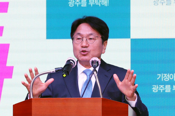 강기정 전 청와대 정무수석이 22일 광주상공회의소에서 광주시장 출마를 선언하고 있다. 