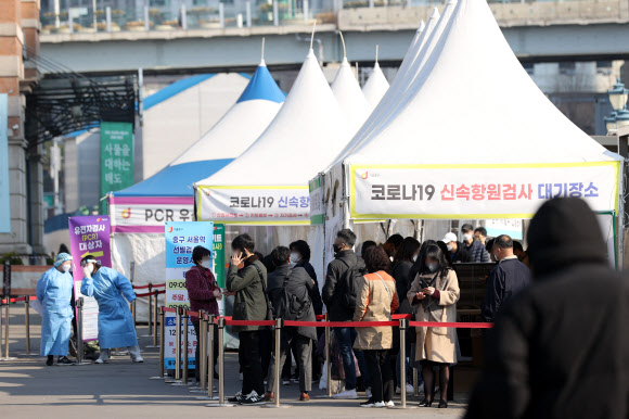 코로나19 선별검사소  22일 오전 서울역 선별검사소에서 시민들이 코로나19 검사를 기다리고 있다.  중앙방역대책본부에 따르면 이날 0시 기준 신규확진자 수는 35만3980명으로 집계됐다. 2022.3.22 연합뉴스