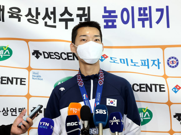 ‘스마일 점퍼’ 우상혁 귀국…한국인 최초 높이뛰기 세계 챔피언