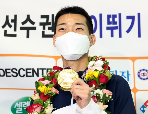 금메달 들고 환하게 웃는 우상혁