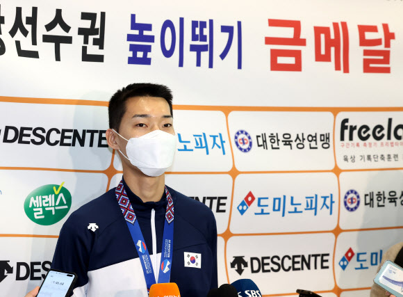 ‘금의환향’ 우상혁, 취재진과 인터뷰