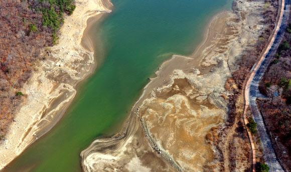 물의 날…바닥 드러낸 가창댐