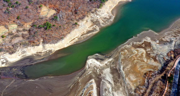 바닥 드러낸 가창댐