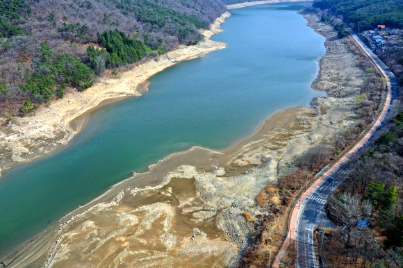 물의 날…바닥 드러낸 가창댐