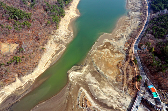 물의 날…바닥 드러낸 가창댐