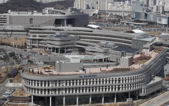 전경과 세종시에 자리잡은 정부세종청사의 모습. 연합뉴스