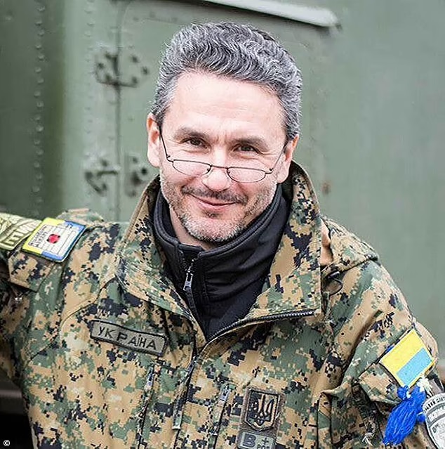 우크라이나 동부 전쟁지역에 있는 이동식 병원 원장 게나디 드루젠코(49)의 모습. 그는 최근 우크라이나24 TV 인터뷰에서 “포로가 된 러시아인을 거세해야 한다”고 했다. 트위터 캡처