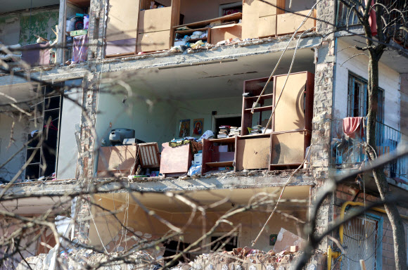 21일(현지시간) 우크라이나 수도 키이우의 한 아파트가 러시아군의 공습으로 건물 외벽이 통째 뜯겨 나가 내부가 훤히 들여다보인다. 러시아군은 키이우를 점령하기 위해 공세를 강화하면서 주거지역을 가리지 않고 무차별 폭격을 가하고 있다. 2022.3.22 키이우 로이터 연합뉴스