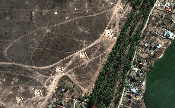 21일(현지시간) 우크라이나 수도 키이우 외곽 호스토멜의 안토노프공항 서쪽 지역에 러시아군 야포가 배치된 모습이 위성에 포착됐다. 러시아군은 키이우를 점령하기 위해 주거지역을 가리지 않고 무차별 포격을 가하고 있다. 2022.3.22 맥사 테크놀로지스 제공