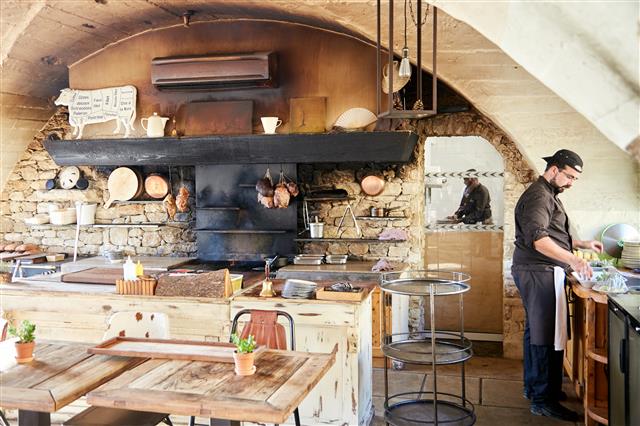 프랑스 프로방스 지방의 한 레스토랑 주방. 오로지 땔감을 이용한 우드파이어를 통해 전통식 요리를 선보이고 있다.