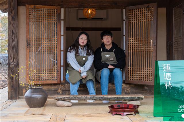 허진희(왼쪽), 진수 남매가 경북 영양에 연 한옥카페 연당림에 앉아 있다.