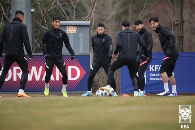 손흥민(오른쪽 두 번째)을 비롯한 한국축구 국가대표 선수들이 이란과의 2022 카타르월드컵 아시아지역 최종예선 9차전을 하루 앞둔 23일 경기 파주 축구국가대표팀트레이닝센터(NFC)에서 훈련하고 있다. 뉴스1