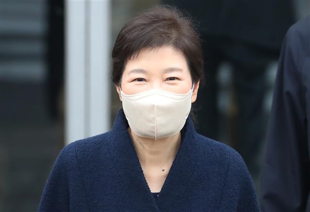 박근혜 “5년만에 인사…건강 많이 회복, 의료진에 감사”