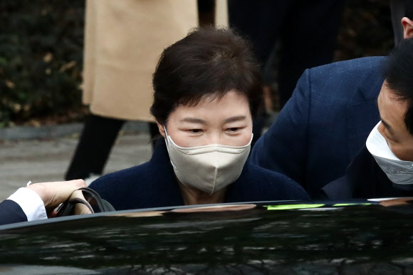 차량 탑승하는 박근혜 전 대통령