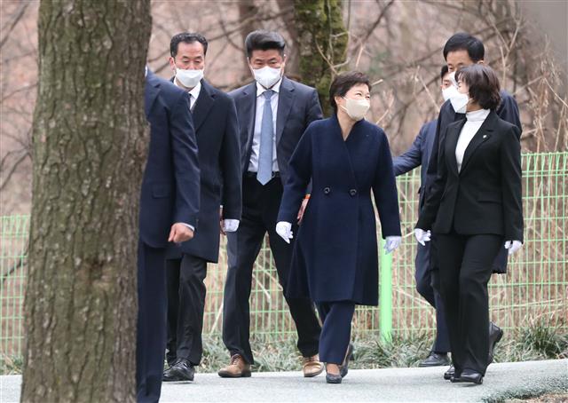 박정희 묘역 참배 마친 박근혜 전 대통령