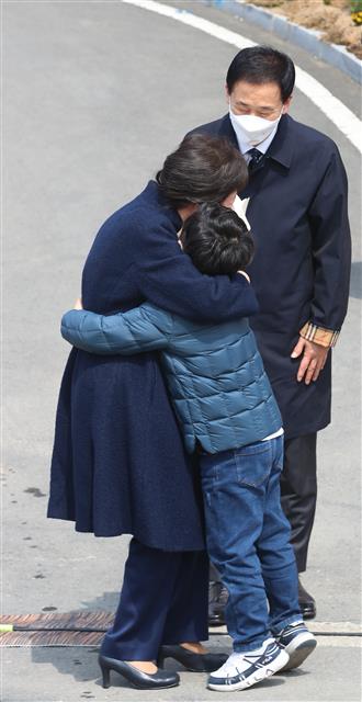 환영의 꽃다발 받는 박근혜 전 대통령