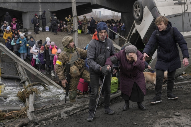 우크라이나 수도 키이우 외곽 마을 이르핀에서 지난 5일 민간인들이 대피하는 모습. AP 연합뉴스