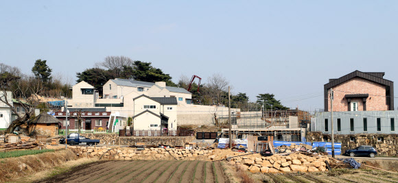 공사 가림막 제거된 문재인 대통령 경남 양산 사저