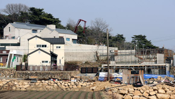 공사 가림막 제거된 문재인 대통령 경남 양산 사저