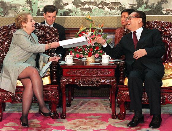 1998년 4월 중국 베이징을 방문한 매들린 올브라이트가 장쩌민 중국 국가주석으로부터 빌 클린턴 미국 대통령에게 보내는 서한을 넘겨받고 있다. 2022.3.24 베이징 AFP 연합뉴스