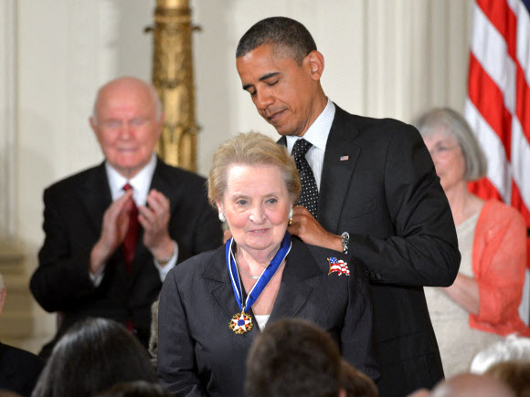 버락 오바마 전 미국 대통령이 2012년 5월 백악관에서 매들린 올브라이트 전 미국 국무장관에게 자유의 메달을 걸어주고 있다. 이 메달은 미국 정부가 민간인에게 수여하는 최고 훈장이다. 2022.3.24 AFP 연합뉴스