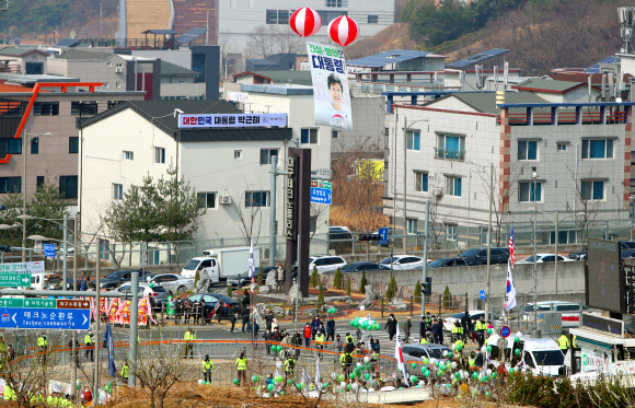 박근혜 전 대통령 정치적 고향인 대구 달성으로 돌아간 24일 사저 앞에 환영 애드벌룬이 날리고 있다. 연합뉴스