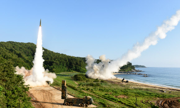 합동참모본부는 24일 북한의 대륙간탄도미사일(ICBM) 발사에 대응해 동해상에서 합동 지·해·공 미사일을 발사했다고 발표했다. 사진은 지난 2017년 7월 5일 동해안에서 열린 한미 연합 탄도미사일 타격훈련 도중 한국군 탄도미사일 현무-2A(왼쪽)와 주한미군 에이태큼스(ATACMS)가 동시 발사되는 모습인데 합참이 이날 이례적으로 언론에 제공했다. 합동참모본부 제공 연합뉴스
