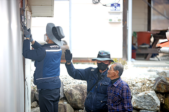 전기안전공사 직원들이 울진 산불 피해지역 농가주택을 긴급 점검하고 있다. 한국전기안전공사 제공