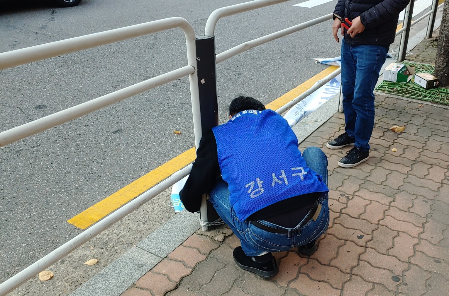 서울 강서구 관계자가 학교 주변 불법 현수막을 제거하고 있다. 강서구 제공