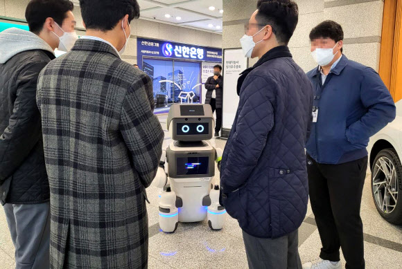 지난 24일 서울 서초구 양재동 현대차 사옥에서 열린 현대자동차 정기 주주총회에서 현대차 로보틱스랩이 자체 개발한 서비스 로봇 ‘달이’(DAL-e)가 주주들을 맞이하고 있다. 연합뉴스