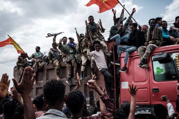 지난해 6월 티그라이 인민해방전선(TPLF) 반군들이 트럭을 타고 주도 메켈레에 입성하고 있다. 2020년 11월부터 티그라이 반군과 내전을 벌여 온 에티오피아 정부는 24일(현지시간) 인도적 휴전을 선언했다. 2022.3.25 AFP 자료사진