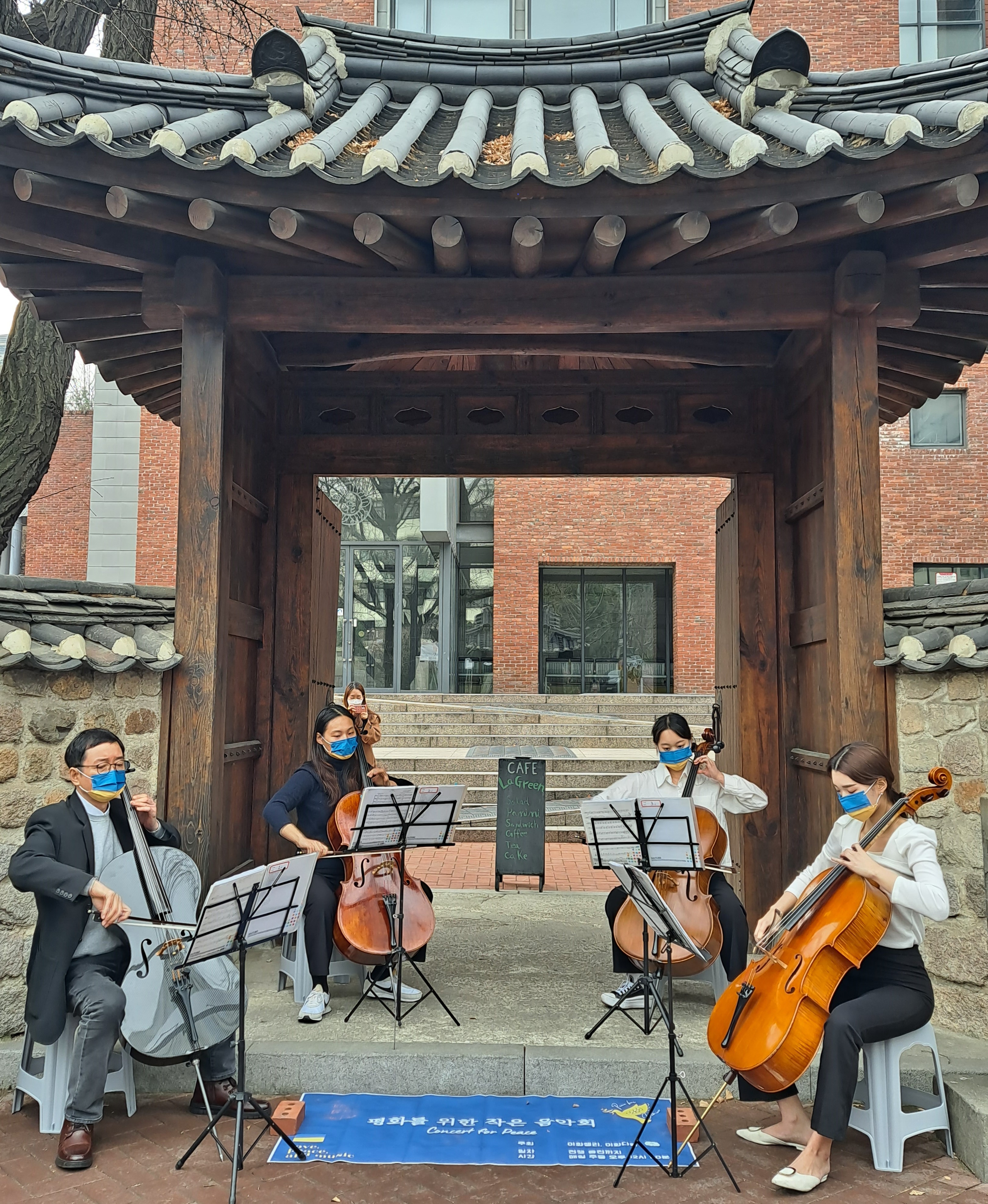 배일환 이화여대 관현악과 교수(맨 왼쪽)와 제자들로 이뤄진 첼로 앙상블 ‘이화첼리’가 25일 서울 중구 정동길에서 우크라이나의 평화를 기원하는 ‘평화를 위한 작은 음악회’를 열고 열고 있다. 곽소영 기자