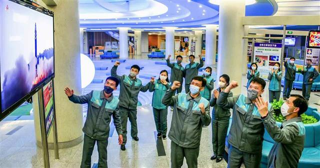 북한 노동당 기관지 노동신문은 26일 신형 대륙간탄도미사일(ICBM) ‘화성-17형’ 시험발사 성공으로 “위대한 인민의 긍지가 하늘 땅에 차넘친다”라고 보도했다. 신문은 각지에서 우렁찬 환호성이 터져오르고 있다면서 기뻐하는 북한 주민들의 모습을 다양하게 전했다. 북한 과학기술전당에서 관계자들이 시험발사 장면을 보며 환호하고 있다. 평양 노동신문·뉴스1