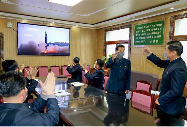 북한 노동당 기관지 노동신문은 26일 신형 대륙간탄도미사일(ICBM) ‘화성-17형’ 시험발사 성공으로 “위대한 인민의 긍지가 하늘 땅에 차넘친다”라고 보도했다. 신문은 각지에서 우렁찬 환호성이 터져오르고 있다면서 기뻐하는 북한 주민들의 모습을 다양하게 전했다. 신형 ICBM 시험발사 모습을 보며 손뼉 치는 평안북도농촌경리위원회. 평양 노동신문·뉴스1