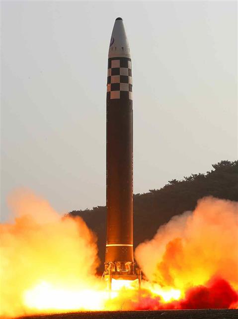 북한 노동당 기관지 노동신문은 26일 “주체조선의 절대적 힘, 군사적 강세를 힘있게 과시하는 신형 대륙간탄도미사일 시험발사”를 성공적으로 단행했다고 강조했다. 신문은 “가슴뻐근하도록 통쾌한 우리의 승리”라며 “3월24일, 해마다 평범히 흐르던 이날이 이제는 국가핵무력 완성의 역사적대업이 이룩된 11월29일과 더불어 조국청사에 금문자로 아로새겨 길이길이 빛내가야 할 위대한 승리의 날로 됐다”라고 의미를 부여했다. 평양 노동신문·뉴스1