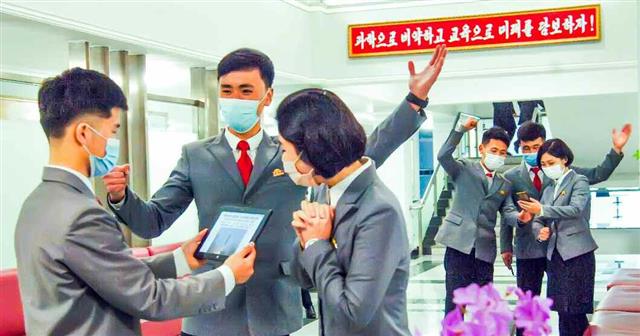 북한 노동당 기관지 노동신문은 26일 신형 대륙간탄도미사일(ICBM) ‘화성-17형’ 시험발사 성공을 과시했다. 신문은 “경애하는 총비서 동지를 높이 모시어 조국과 인민의 존엄과 명예가 만방에 빛난다”면서 “강국의 공민된 자부심으로 피가 끓고 새힘이 용솟음친다”라고 강조했다. 사진은 김일성종합대학에서 관련 소식을 보고 환호하는 관계자들. 평양 노동신문·뉴스1